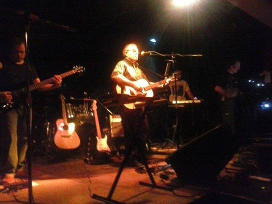 Durante "Deseo que estuvieras aqu", con Carlos en el canto.