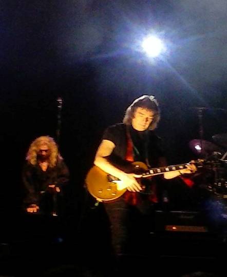 Steve y Nad detrs.